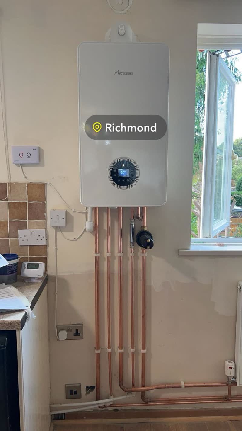 Worcester Bosch combi boiler installed in a Richmond kitchen with tidy copper pipework